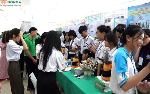 Hoạt động tư vấn tuyển sinh tại cuộc thi khoa học kỹ thuật - khởi nghiệp
